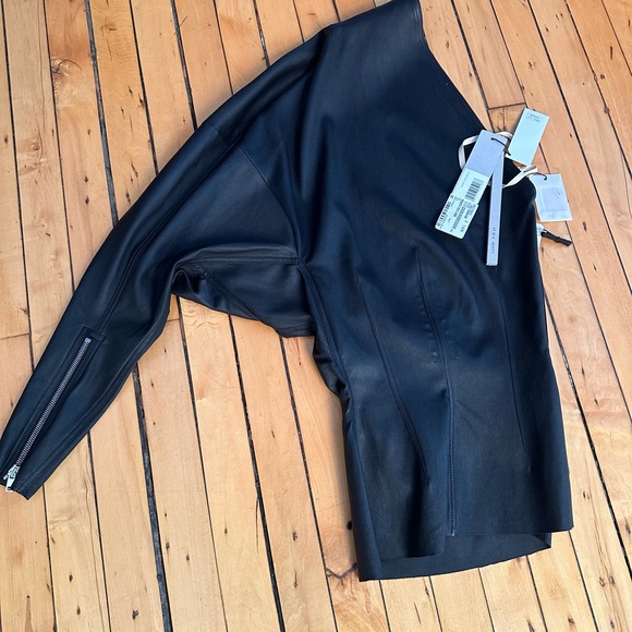 Rick Owens NWT FW23 Excellent
Luxor one-shoulder top Lambskin Leather
Black IT42 - Picture 4 of 9